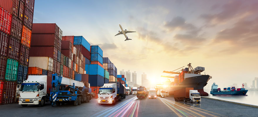 Redirection: caminhões, navios e um avião em um porto repleto de contêineres, representando a grande dimensão das transações M&A para o setor de Transporte e Logística